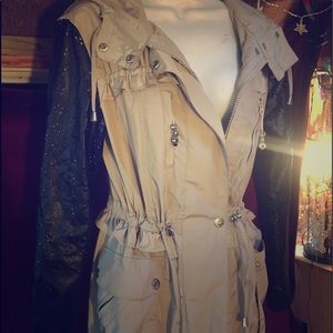 BETSEY JOHNSON RAINCOAT! Medium! Excellent